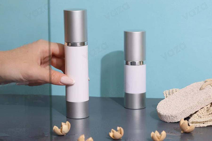 Μπουκάλι airless 50 ml για κρέμα, με λευκό σώμα, καπάκι και βάση αλουμινίου σε ασημί χρώμα Μπουκάλι airless 50 ml για κρέμα, με λευκό σώμα, καπάκι και βάση αλουμινίου σε ασημί χρώμα-εικόνα_σύνθεση