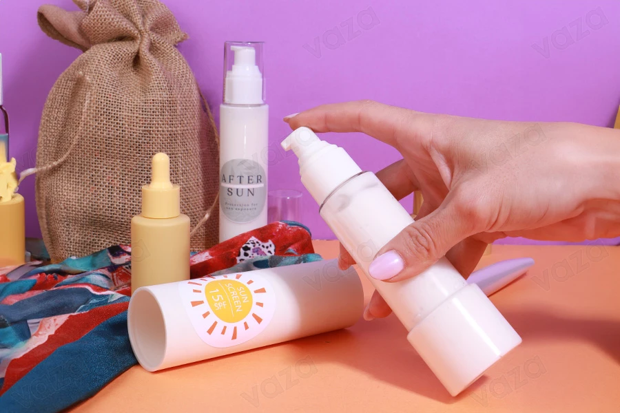 Bottiglia trasparente in PET da 100 ml, dotata di una pompetta per la creme e di un tappo esterno bianco. Bottiglia trasparente in PET da 100 ml, dotata di una pompetta per la creme e di un tappo esterno bianco.-gruppo_immagini