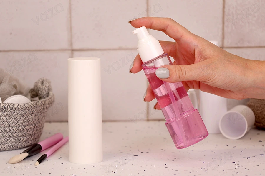 Bottiglia trasparente in PET da 100 ml, dotata di una pompetta per la creme e di un tappo esterno bianco. Bottiglia trasparente in PET da 100 ml, dotata di una pompetta per la creme e di un tappo esterno bianco.-gruppo_immagini