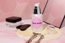 Bottiglia airless da 50 ml con pompetta per crema e tappo trasparente.