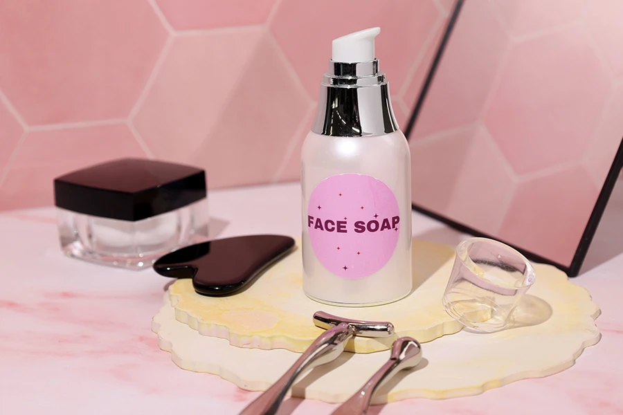 Bottiglia airless da 50 ml con pompetta per crema e tappo trasparente.