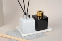 Γυάλινο μπουκάλι 100 ml (PP28) τετράγωνο σε λευκό ή μαύρο χρώμα κατάλληλο για αρωματικό χώρου Γυάλινο μπουκάλι 100 ml (PP28) τετράγωνο σε λευκό ή μαύρο χρώμα κατάλληλο για αρωματικό χώρου