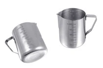 Ustensile en acier inoxydable (inox) 550 ml avec graduation et poignée Ustensile en acier inoxydable (inox) 550 ml avec graduation et poignée