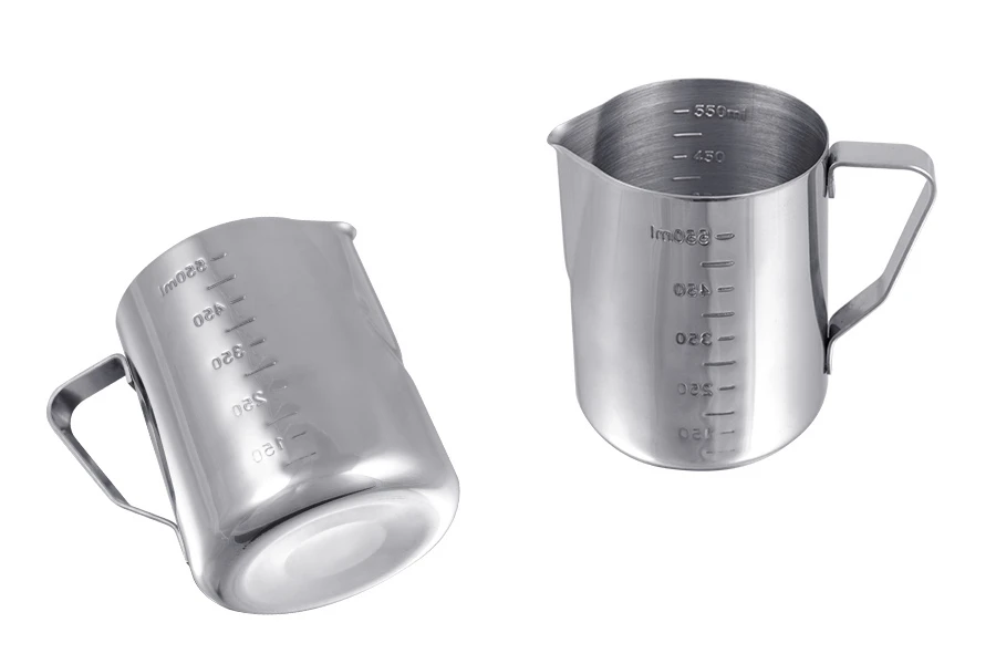 Ustensile en acier inoxydable (inox) 550 ml avec graduation et poignée Ustensile en acier inoxydable (inox) 550 ml avec graduation et poignée