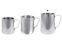 Ustensile en acier inoxydable (inox) 900 ml avec graduation et poignée Ustensile en acier inoxydable (inox) 900 ml avec graduation et poignée