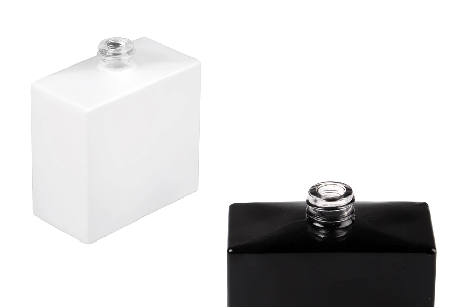 Γυάλινη φιάλη αρωμάτων 50ml (15/400) σε ορθογώνιο σχήμα μαύρο ή λευκό χρώμα