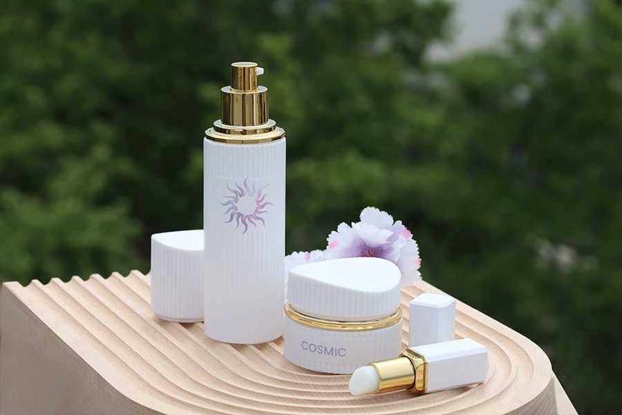 Lussuosa bottiglia in vetro da 100 ml di colore bianco opaco con tappo e pompetta per crema dorata-εικόνα_σύνθεση