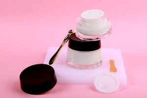 Γυάλινο βάζο 50 ml διάφανο για κρέμα με μαύρο καπάκι και πλαστικό παρέμβυσμα-5