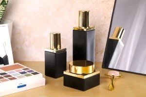 Γυάλινο βάζο 50 ml πολυτελείας σε μαύρο ματ χρώμα για κρέμα με χρυσό καπάκι και πλαστικό παρέμβυσμα-5