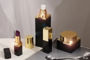 Γυάλινο μπουκάλι 100 ml πολυτελείας σε μαύρο ματ χρώμα με χρυσό καπάκι και αντλία κρέμας-5