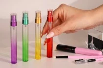 Testeur en verre de 10 ml avec vaporisateur en aluminium et bouchon transparent (couleur mélangée) - 6 pcs Testeur en verre de 10 ml avec vaporisateur en aluminium et bouchon transparent (couleur mélangée) - 6 pcs