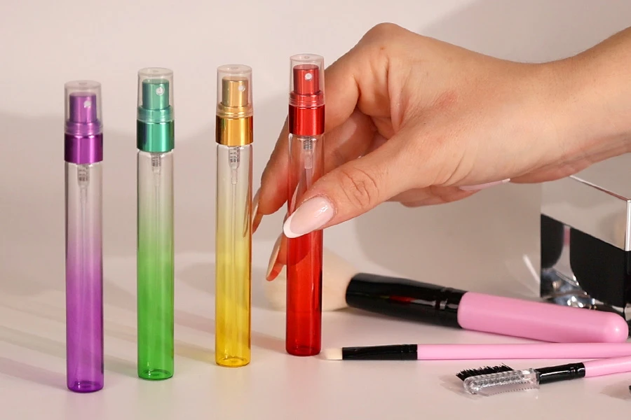 Testeur en verre de 10 ml avec vaporisateur en aluminium et bouchon transparent (couleur mélangée) - 6 pcs Testeur en verre de 10 ml avec vaporisateur en aluminium et bouchon transparent (couleur mélangée) - 6 pcs