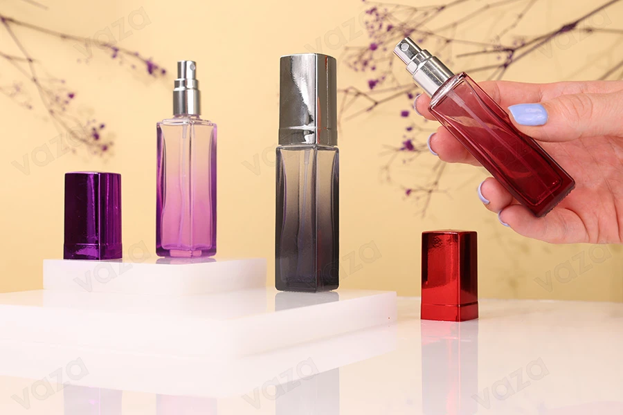 Flacon de parfum de 20 ml en verre de différentes couleurs avec vaporisateur et capuchon Flacon de parfum de 20 ml en verre de différentes couleurs avec vaporisateur et capuchon-photo_groupe
