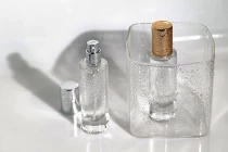 Φιάλη αρωμάτων 30 ml διάφανη με σπρέι και καπάκι αλουμινίου Φιάλη αρωμάτων 30 ml διάφανη με σπρέι και καπάκι αλουμινίου