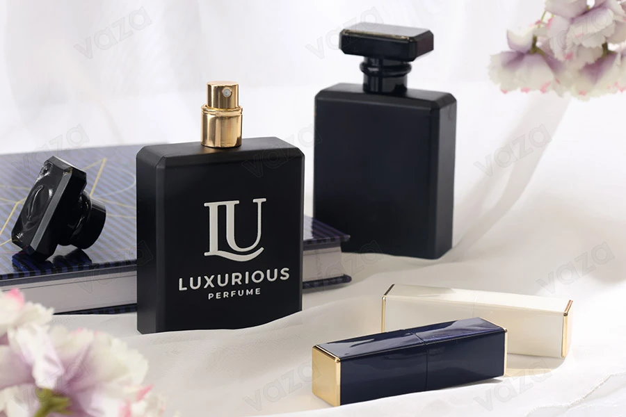 Flacon de parfum en verre de 100 ml de couleur noire avec vaporisateur et bouchon-photo_groupe