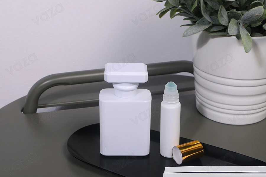 Φιάλη αρωμάτων γυάλινη 50 ml σε λευκό χρώμα με σπρέι και καπάκι Φιάλη αρωμάτων γυάλινη 50 ml σε λευκό χρώμα με σπρέι και καπάκι-εικόνα_σύνθεση