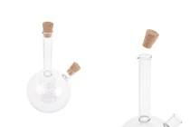 Bouteille en verre à deux chambres avec 2 bouchons en liège coniques naturels avec anneau de suspension. Elle est de fabrication artisanale et faite en verre soufflé - de 460ml