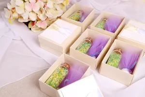 Boîte en papier blanc avec nœud beige et satin-3