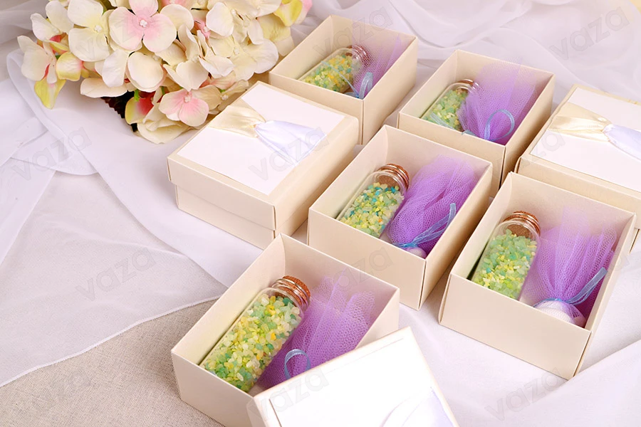 Boîte en papier blanc avec nœud beige et satin Boîte en papier blanc avec nœud beige et satin-εικόνα_σύνθεση