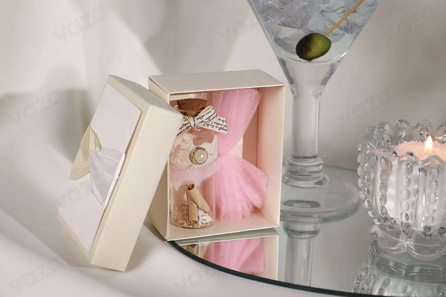Boîte en papier blanc avec nœud beige et satin Boîte en papier blanc avec nœud beige et satin-εικόνα_σύνθεση