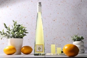 180ml pyramid glass bottle for olive oil, vinegar or spirits also suitable for decoration in size 58x60x300-3
