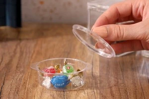 Jeu de pots en plastique (tasses) avec cuillères pour bonbons et petites profiteroles - en lot de 12 pièces (pour code 239-1)-5