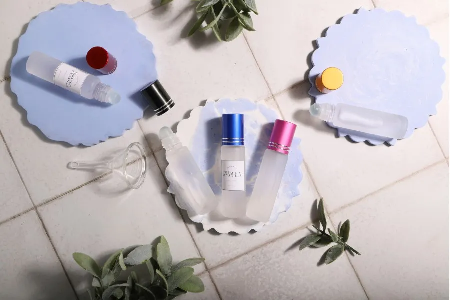 Φιάλη γυάλινη Rollon 10 ml αμμοβολής με γυάλινη μπίλια σε διάφορα χρώματα Φιάλη γυάλινη Rollon 10 ml αμμοβολής με γυάλινη μπίλια σε διάφορα χρώματα