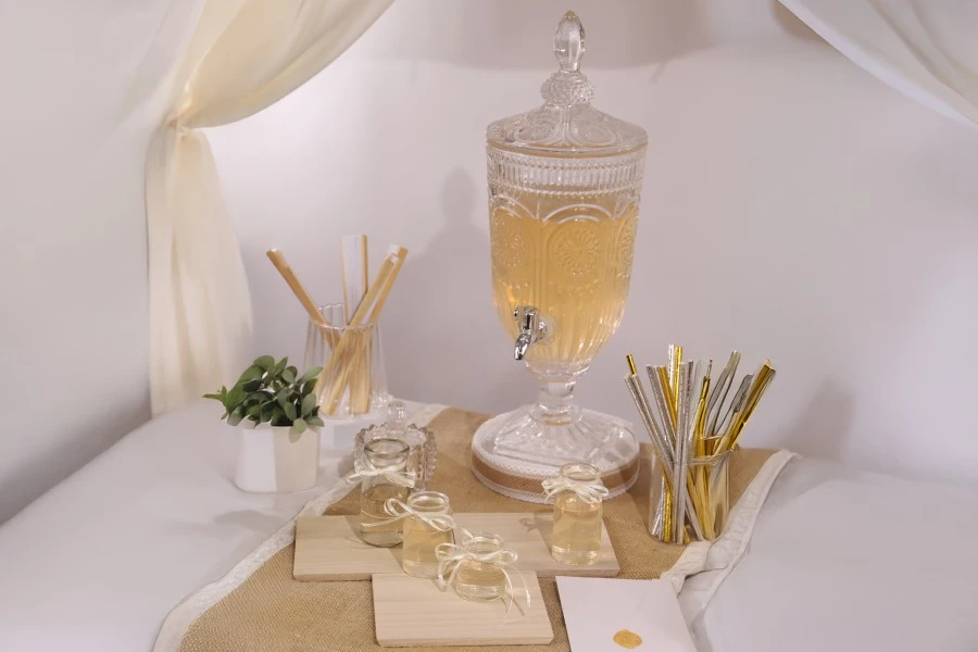 Γυάλα ανάγλυφη 3000 ml με βρυσάκι, γυάλινο καπάκι και τετράγωνη βάση Γυάλα ανάγλυφη 3000 ml με βρυσάκι, γυάλινο καπάκι και τετράγωνη βάση