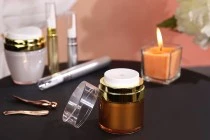 Airless Spender 30ml aus Kunststoff mit Deckel Airless Spender 30ml aus Kunststoff mit Deckel