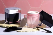 Βάζο πολυτελείας 100 ml για κρέμα, ακρυλικό με καπάκι, πλαστικό παρέμβυσμα στο βάζο και εσωτερικό στο καπάκι Βάζο πολυτελείας 100 ml για κρέμα, ακρυλικό με καπάκι, πλαστικό παρέμβυσμα στο βάζο και εσωτερικό στο καπάκι