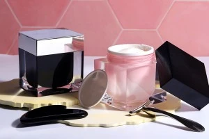 Βάζο πολυτελείας 100 ml για κρέμα, ακρυλικό με καπάκι, πλαστικό παρέμβυσμα στο βάζο και εσωτερικό στο καπάκι-3