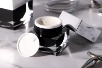 Βάζο πολυτελείας 15 ml για κρέμα, ακρυλικό με ασημί καπάκι, πλαστικό παρέμβυσμα στο βάζο και εσωτερικό στο καπάκι