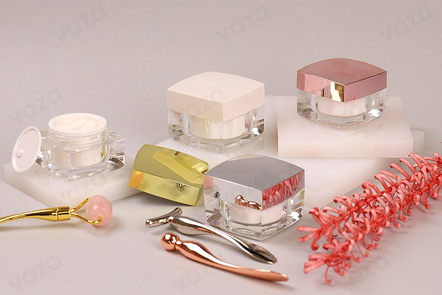 Kavanoz elegant katror për krem 15 ml, me mbulesë-mbrojtëse në kapak dhe plastike në kavanoz-εικόνα_σύνθεση