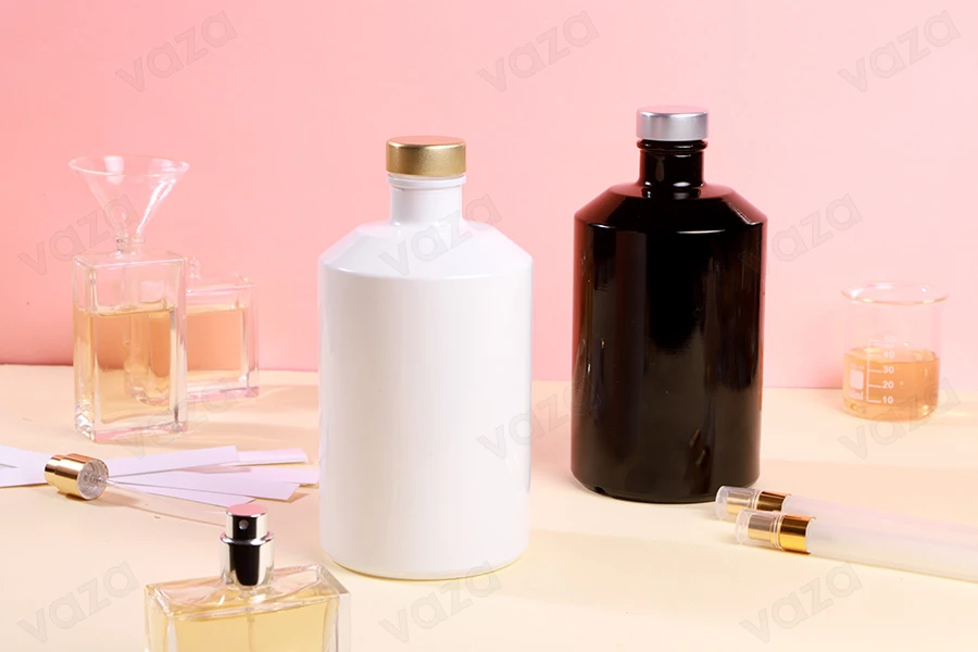 Zylindrische Glasflasche 500ml in weißer oder schwarzer Farbe Zylindrische Glasflasche 500ml in weißer oder schwarzer Farbe-bildgruppe