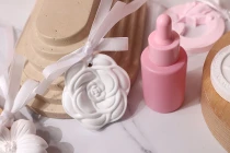 Diffusore in gesso a forma di fiore 67x10 mm con nastro bianco (profumato)