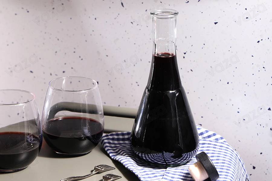Una caraffa da 500 ml per bevande e olio. Una caraffa da 500 ml per bevande e olio.-gruppo_immagini