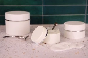 Barattolo di plastica bianca opaca da 50 ml con striscia argentata e rivestimento interno sul coperchio-3