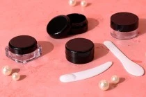 Βαζάκι 3 ml πλαστικό σε μαύρο χρώμα Βαζάκι 3 ml πλαστικό σε μαύρο χρώμα