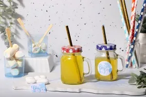 Glas 100 ml mit Henkel und Deckel mit Öffnung für Strohhalm-3