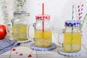 Glas 450 ml mit Henkel und Deckel mit Öffnung für Strohhalm-3