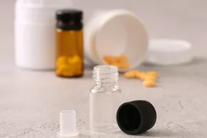 Μπουκαλάκι 2 ml μινιατούρα, γυάλινο, διάφανο 16x30 με μαύρο καπάκι και πλαστική τάπα-5