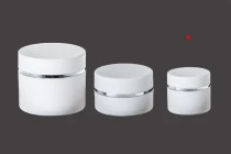 Βάζο πλαστικό λευκό ΜΑΤ 50ml με ασημί ρίγα και εσωτερικό liner στο καπάκι - 12 τμχ