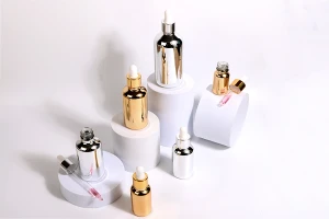 Shishe qelqi për vajra esencialë 50 ml me grykë PP18 në ngjyrë ari ose argjendi-imazh_grup