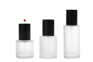 Γυάλινο μπουκαλάκι αμμοβολής 30 ml με μαύρη αντλία κρέμας και μαύρο ματ καπάκι-εικόνα_σύνθεση