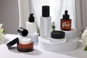 Γυάλινο βαζάκι 50 ml με μαύρο ματ καπάκι (με εσωτερικό παρέμβυσμα) και πλαστικό παρέμβυσμα-εικόνα_σύνθεση