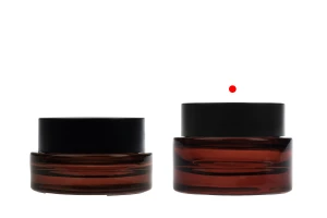 Γυάλινο βαζάκι 50 ml με μαύρο ματ καπάκι (με εσωτερικό παρέμβυσμα) και πλαστικό παρέμβυσμα-εικόνα_σύνθεση