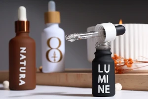 Γυάλινο μπουκαλάκι 100 ml για αιθέρια έλαια με στόμιο PP18 σε διάφορα rubber χρώματα-εικόνα_σύνθεση