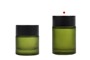 Pot de 30 ml vert mat avec couvercle noir (avec joint intérieur) et opercule en plastique-photo_groupe