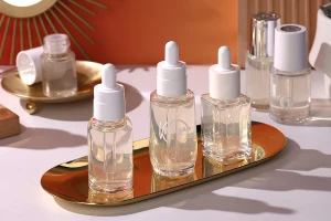 Πλαστικό (PETG) διάφανο μπουκαλάκι 30 ml σε τετράγωνο σχήμα με λευκό σταγονόμετρο-εικόνα_σύνθεση