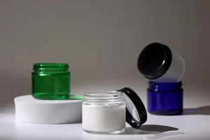 Pot en verre vert de 60 ml avec bouchon en aluminium noir et doublure intérieure-3